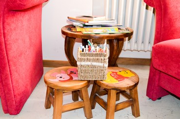 Tavolo e sedie di legno Studio Dentistico Sacripante di Teramo e Cermignano